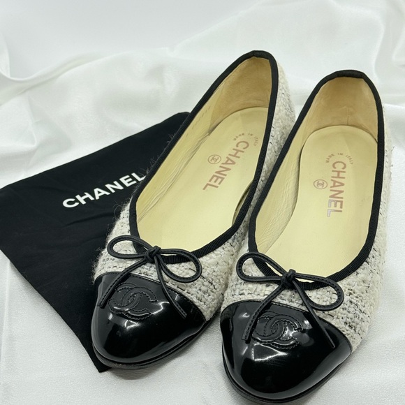 CHANEL Cream and Black Tweed Classic CC Ballet Flats - 38 C
